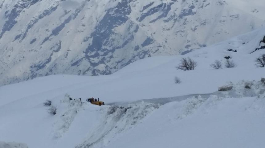 3 bin 700 rakımda karla mücadele çalışması