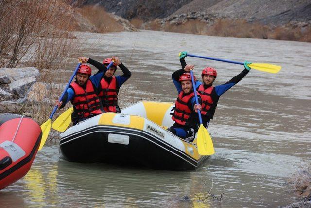 Zap Suyunda Rafting Şampiyonasına hazırlanıyorlar