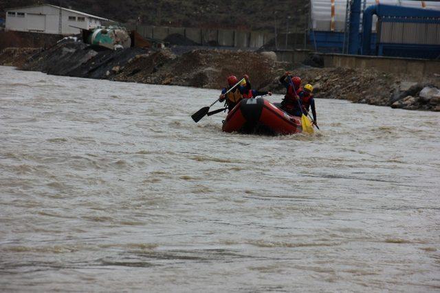 Zap Suyunda Rafting Şampiyonasına hazırlanıyorlar