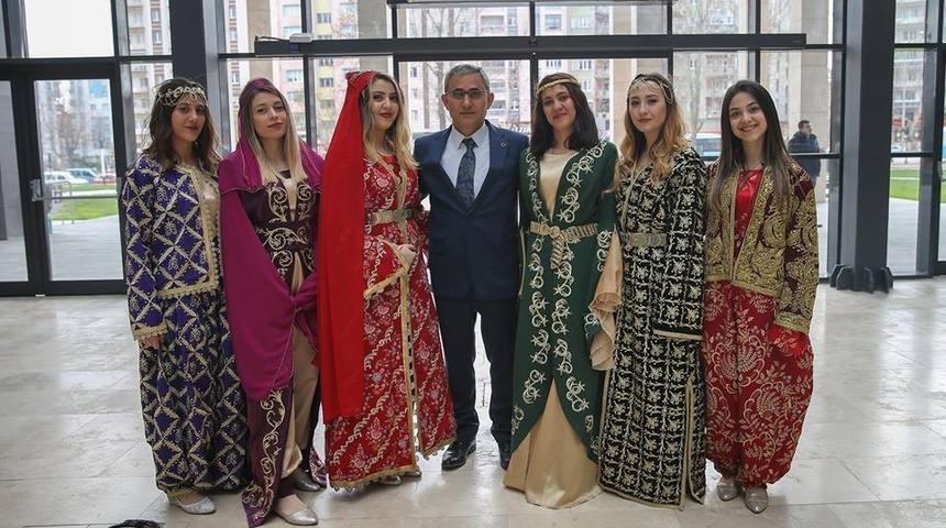 Belediyeye gelen vatandaşlar, y&ouml;resel kıyafetli g&ouml;revliler tarafından karşılanıyor