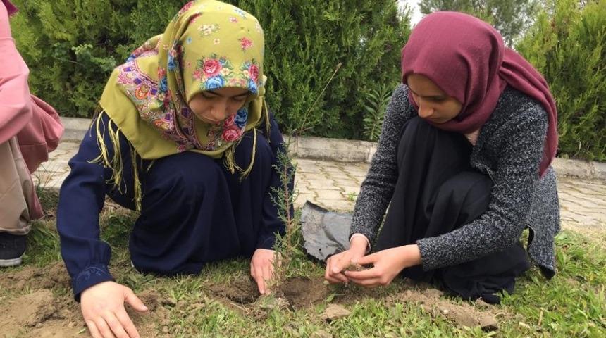 &rsquo;K&ouml;klerimiz bu toprakta&rsquo; diyerek y&uuml;zlerce fidanı toprakla buluşturdular