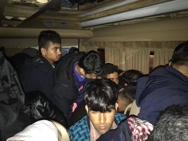 Tekirdağ'da taksi ve öğrenci servisinden 47 kaçak göçmen çıktı