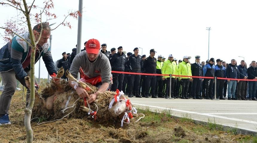 Polis Haftası kutlamasında polisler kurban kesti