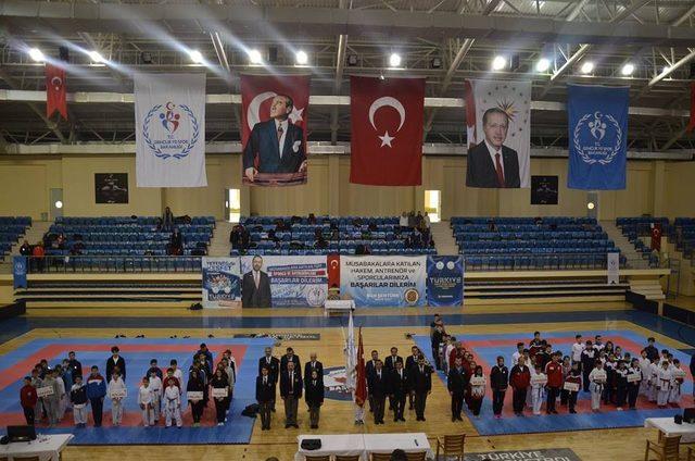 Karate Grup Müsabakaları açılış seremonisi ile başladı