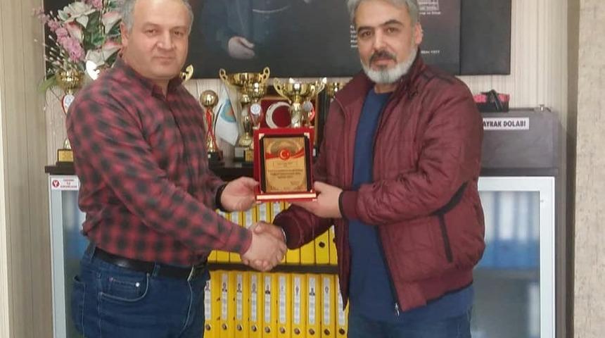 Başkan G&uuml;lbey&rsquo;den yazar Mert&rsquo;e plaket