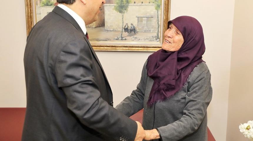 Yaşlı kadından Başkan Fadıloğlu&rsquo;na &ldquo;hayırlı olsun&rdquo; ziyareti
