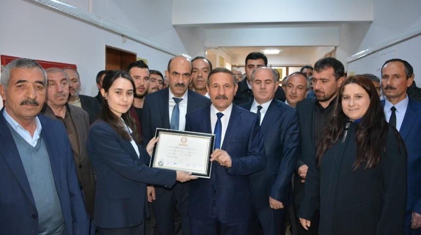 Yaptırmış, mazbatasını alarak göreve başladı