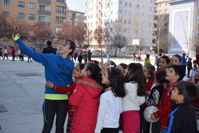 Ders öncesi 'zumba' dansı ile eğleniyorlar