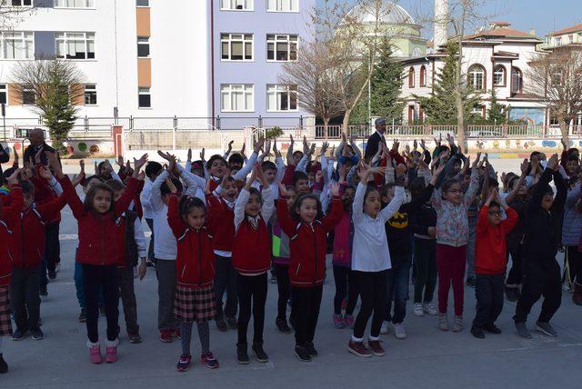 Ders öncesi 'zumba' dansı ile eğleniyorlar