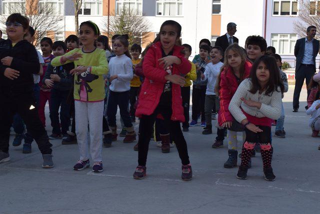 Ders öncesi 'zumba' dansı ile eğleniyorlar