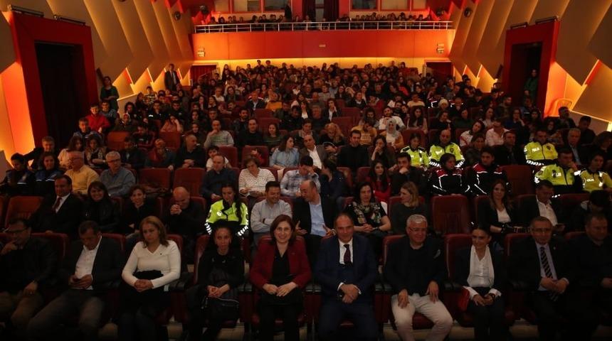 Polisler "Yalan Makinası" oyununu izledi