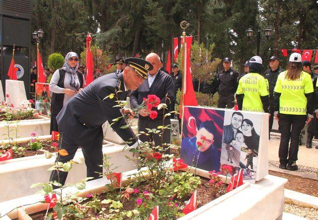 Mersin polisinden şehitlik ziyareti