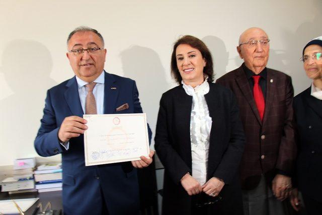 Yalova Belediye Başkanı Vefa Salman mazbatasını aldı