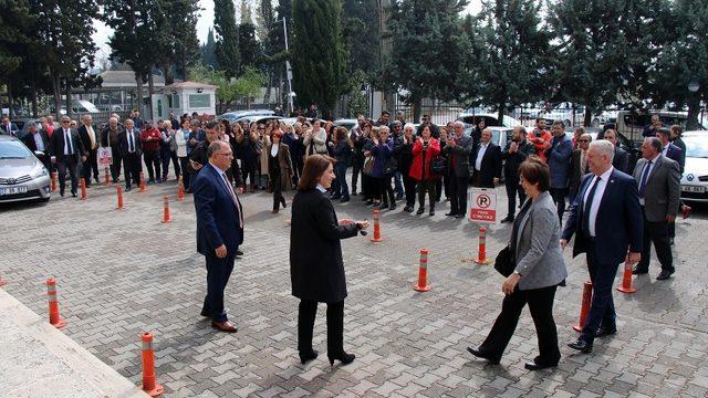 Yalova Belediye Başkanı Vefa Salman mazbatasını aldı