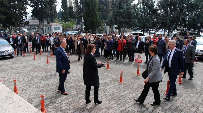 Yalova Belediye Başkanı Vefa Salman mazbatasını aldı