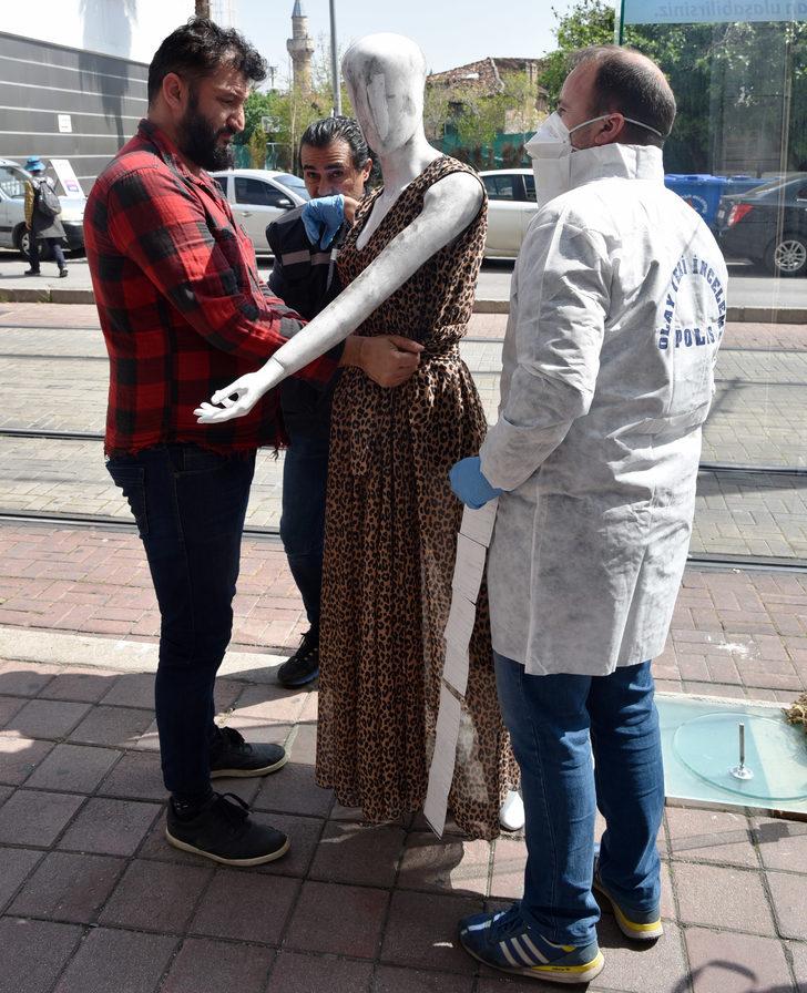 Sokak ortasında iğrenç taciz! Cansız mankeni... G2