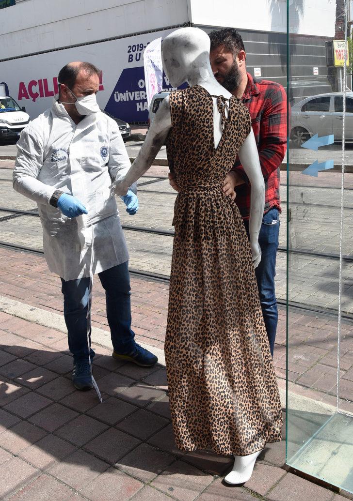 Sokak ortasında iğrenç taciz! Cansız mankeni... G4