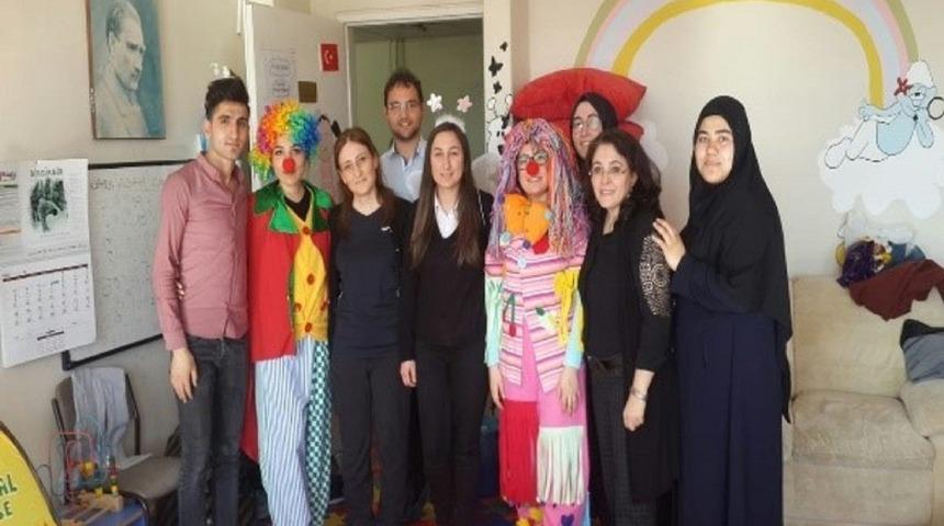 &Uuml;niversite &ouml;ğrencilerinden, hasta &ccedil;ocuklara s&uuml;rpriz