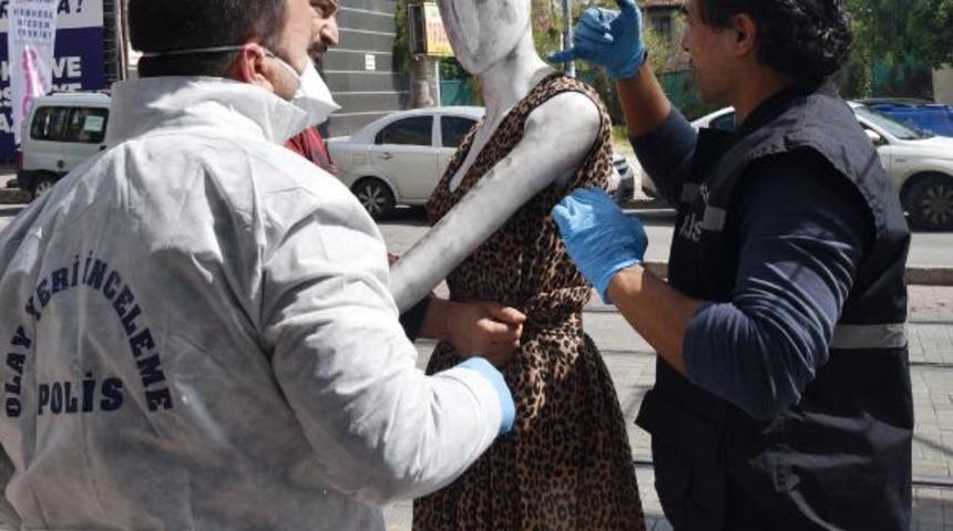  Bu kadarına da pes! Cansız mankenin üzerindekini çaldılar, yetmedi taciz ettiler