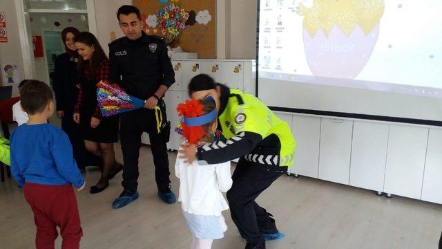 Polisiler ana sınıfı öğrencilerine 