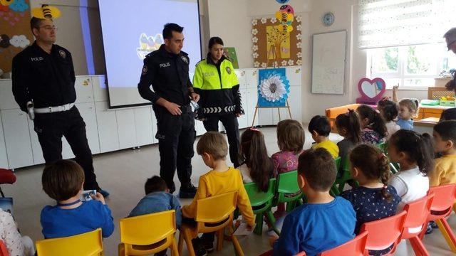 Polisiler ana sınıfı öğrencilerine 