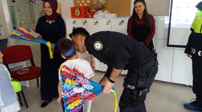 Polisiler ana sınıfı öğrencilerine "Trafik Eğitimi" verdi