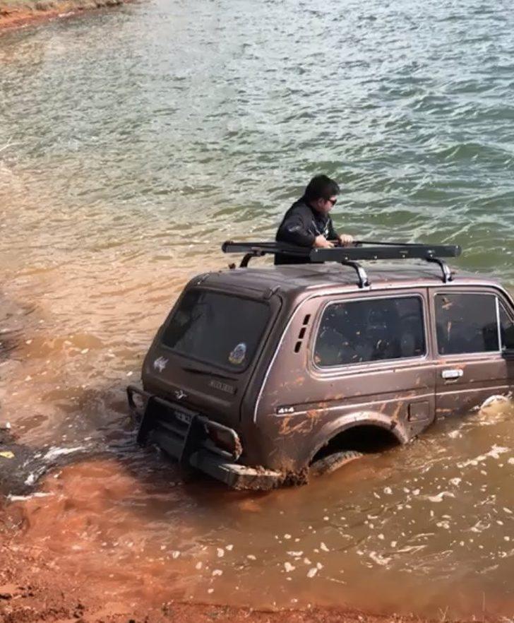 Fotoğraf çektirmek isterken offroad aracıyla suya gömüldü G1