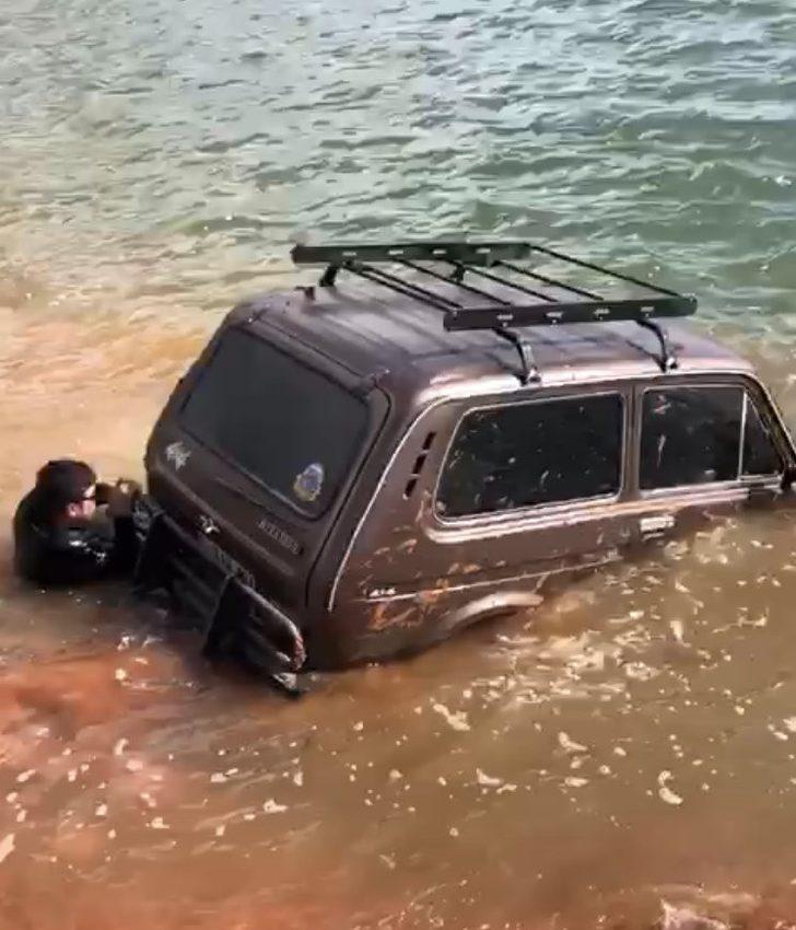 Fotoğraf çektirmek isterken offroad aracıyla suya gömüldü G2