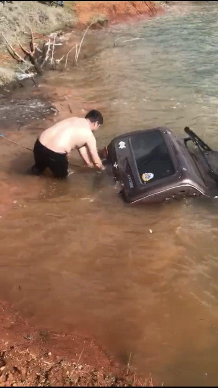 Fotoğraf çektirmek isterken offroad aracıyla suya gömüldü G4