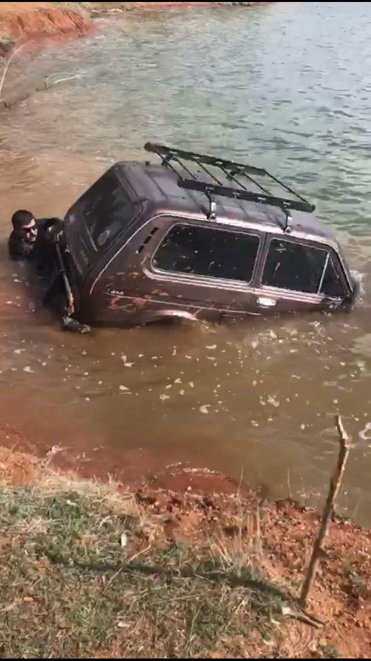 Fotoğraf çektirmek isterken offroad aracıyla suya gömüldü G5