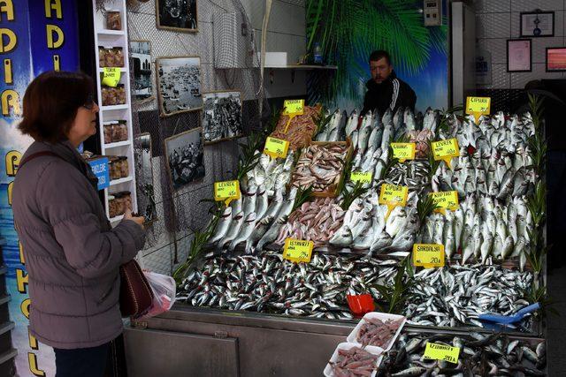 Av yasağı öncesi Çanakkale'de balık tezgahları dolu