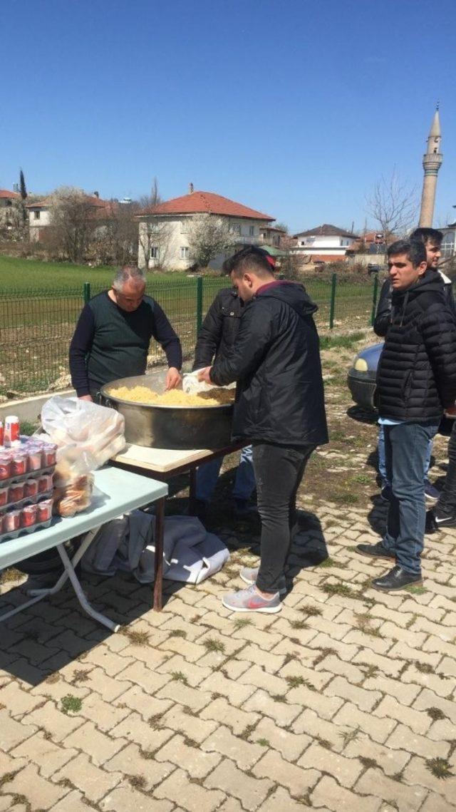 Mazbatasını aldı ilk işi köylülerine yemek dağıtmak oldu