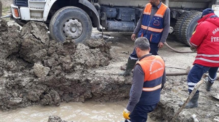 Hakkari&rsquo;de su şebekeleri arıza &ccedil;alışmaları s&uuml;r&uuml;yor