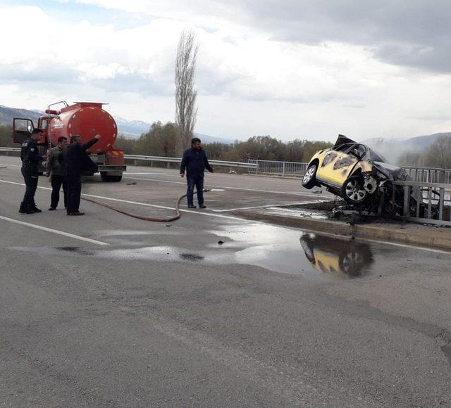 Sivas’ta trafik kazasında bir kişi yanarak can verdi