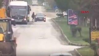 Trambüsten inen öğrenciye otomobilin çarptığı kaza, kamerada