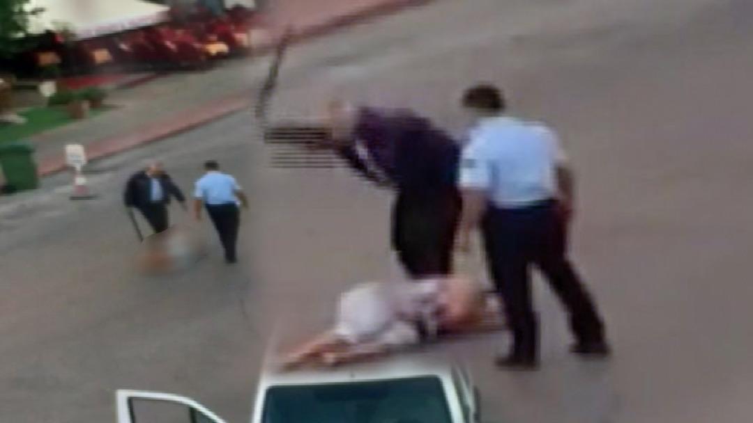 Alanya'da kadın turiste defalarca copla vurdu! Bu g&ouml;r&uuml;nt&uuml;ler cezasız kalmadı