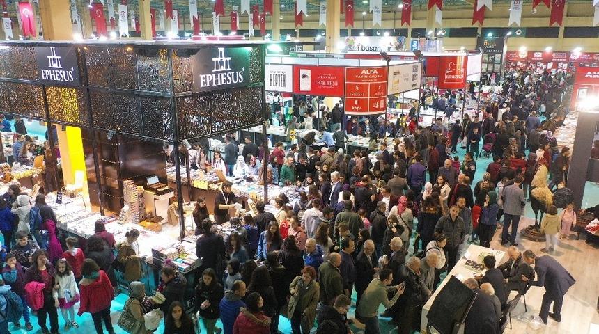 Ege&rsquo;nin en b&uuml;y&uuml;k kitap fuarı 3 g&uuml;nde 80 bin kişiyi ağırladı