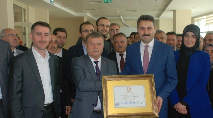 Başkan Eroğlu, mazbatasını aldı