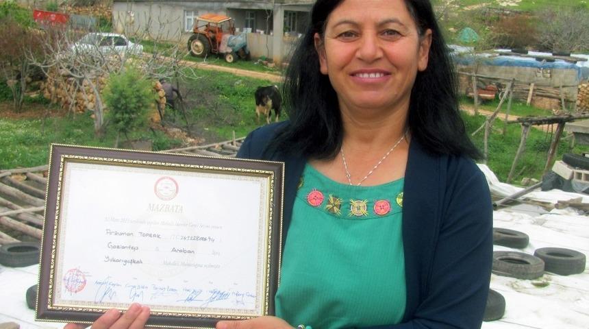 Annesine bakabilmek i&ccedil;in liseyi terk eden kadın muhtar oldu