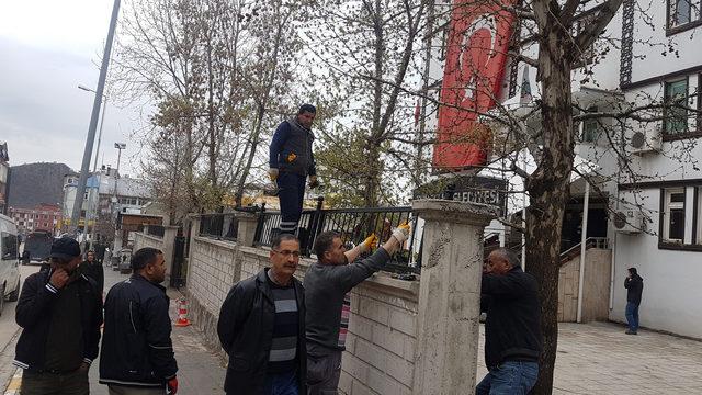 Tunceli'de Maçoğlu, belediye önündeki güvenlik duvarını yıktırdı