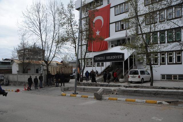 Tunceli'de Maçoğlu, belediye önündeki güvenlik duvarını yıktırdı