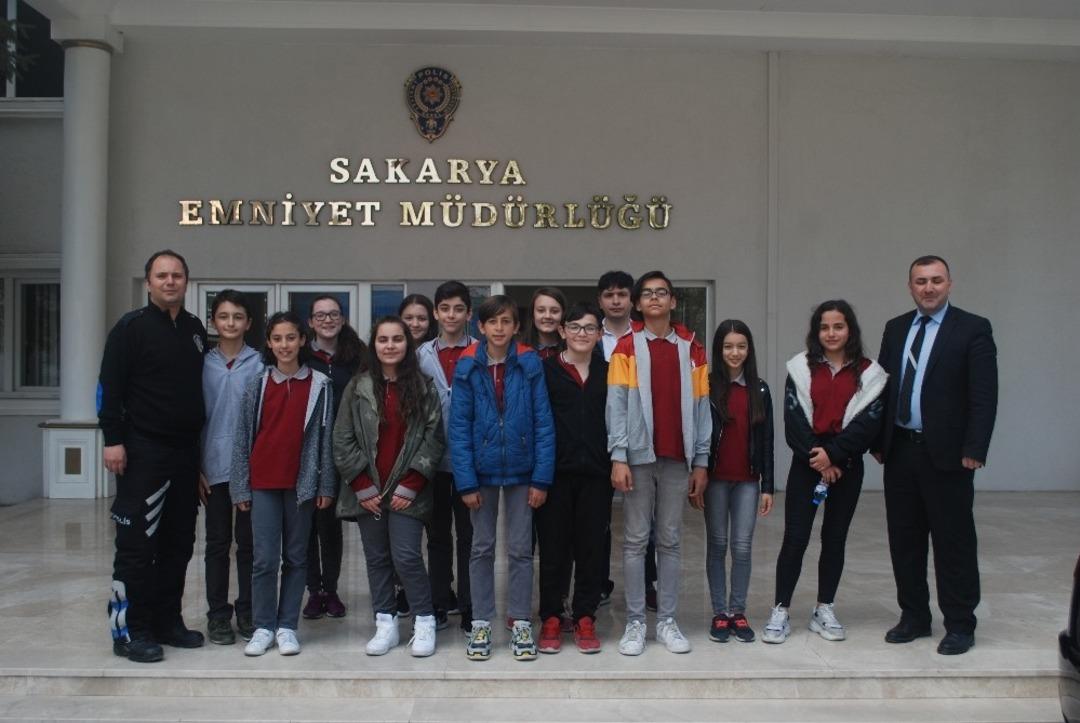 Ortaokul &ouml;ğrencilerinden Sakarya İl Emniyet M&uuml;d&uuml;rl&uuml;ğ&uuml;&rsquo;ne ziyaret
