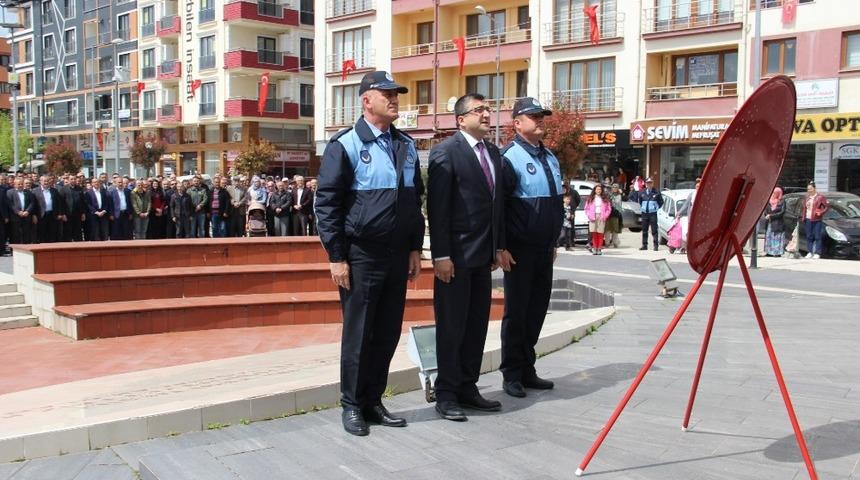 &Ccedil;an Belediye Başkanı &Ouml;z  Atat&uuml;rk b&uuml;st&uuml;ne &ccedil;elenk bıraktı