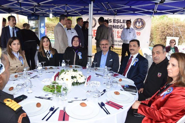 Polis Eşleri Derneği’nden kermes G1