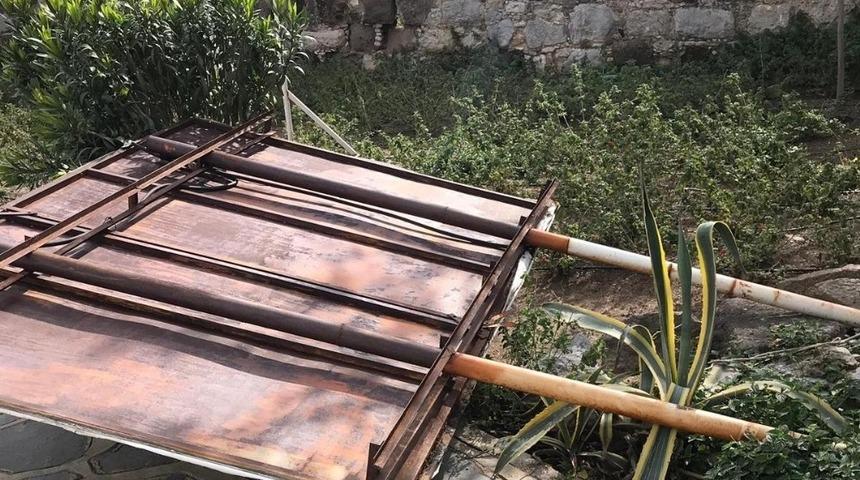 Bodrum&rsquo;da g&ouml;r&uuml;nt&uuml; kirliliği oluşturan tabelalar kaldırılıyor