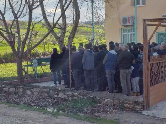 Bıçaklanarak öldürülen kadın öğretmen Elazığ'da son yolculuğuna uğurlandı 