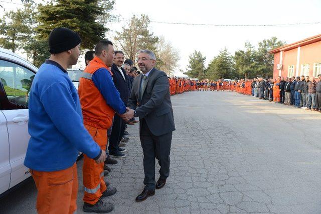 Başkan Aşgın ilk gün mesaisine temizlik işlerinden başladı