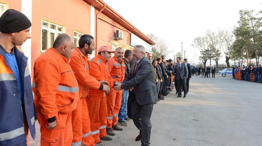 Başkan Aşgın ilk gün mesaisine temizlik işlerinden başladı