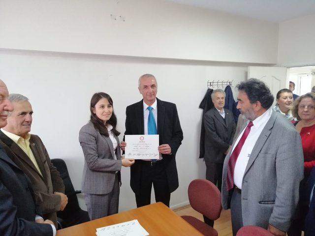 Erdek Belediye Başkanı Hüseyin Sarı mazbatasını aldı
