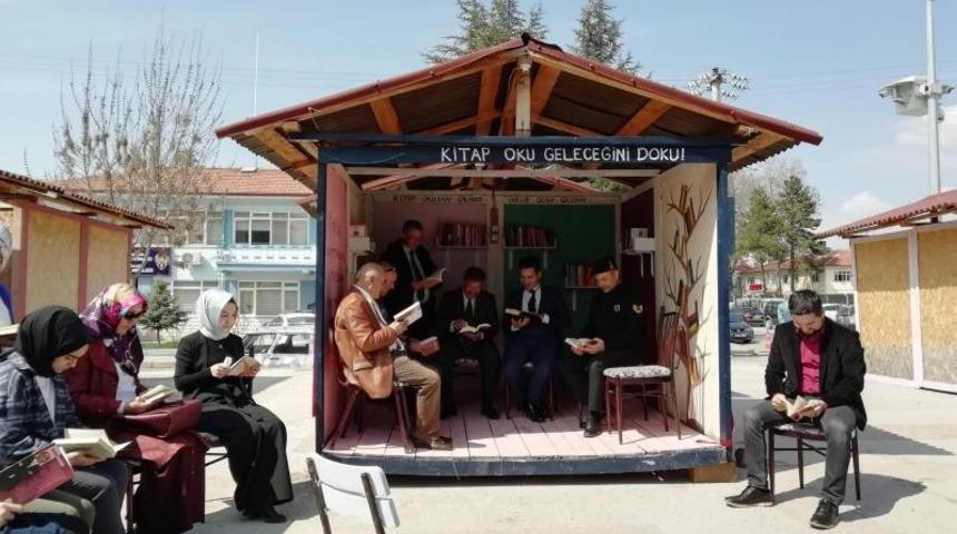 Otob&uuml;ste kitap okuyana ulaşım &uuml;cretsiz